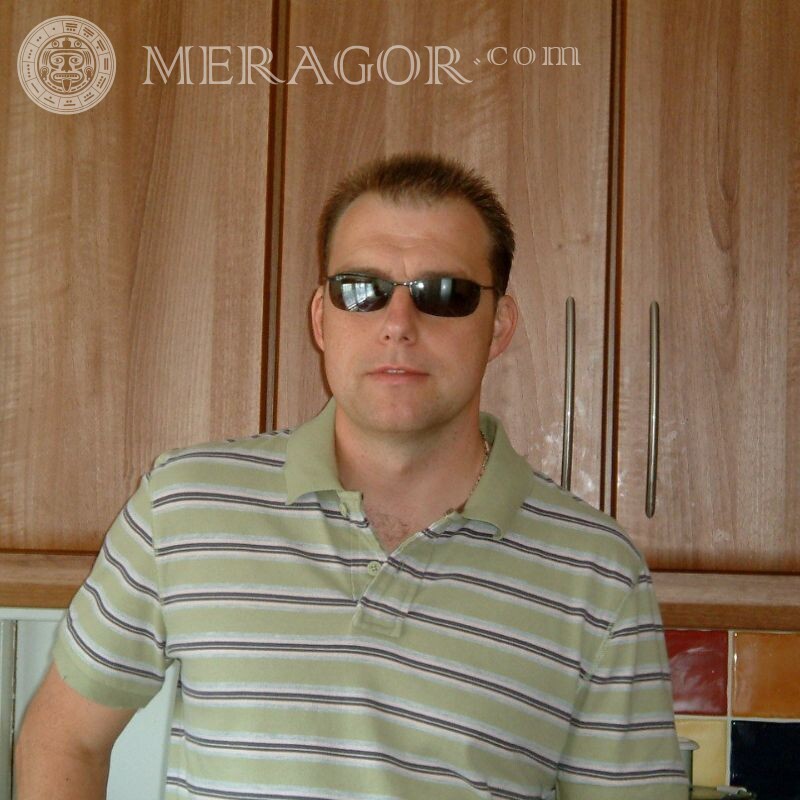 Photo d'un homme à la maison sur avatar Hommes Avec les lunettes Visages, portraits