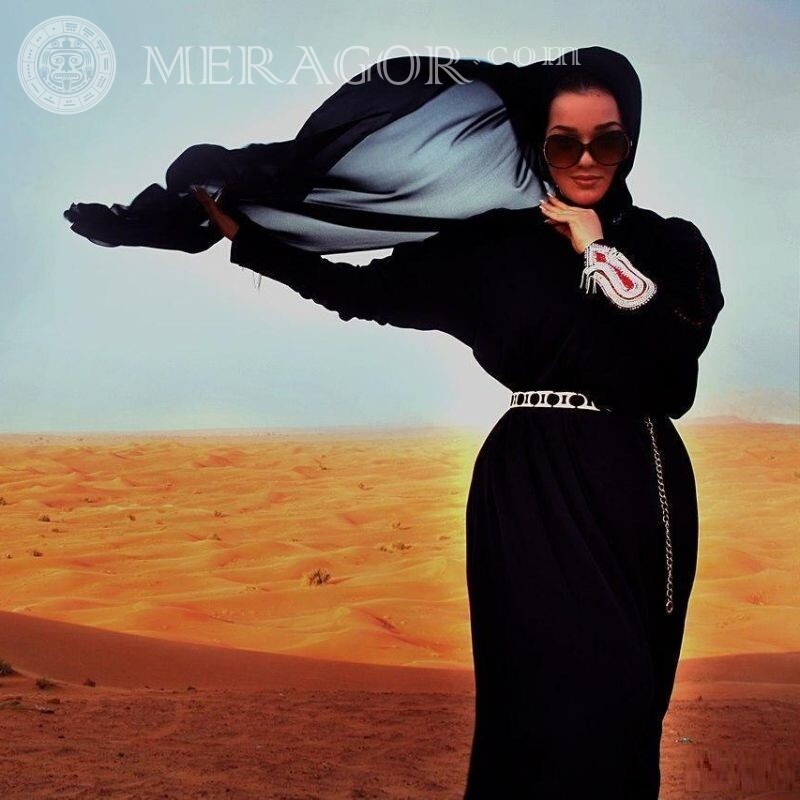 Avatar para mujer musulmana Árabe, musulmán Gafas En el desierto