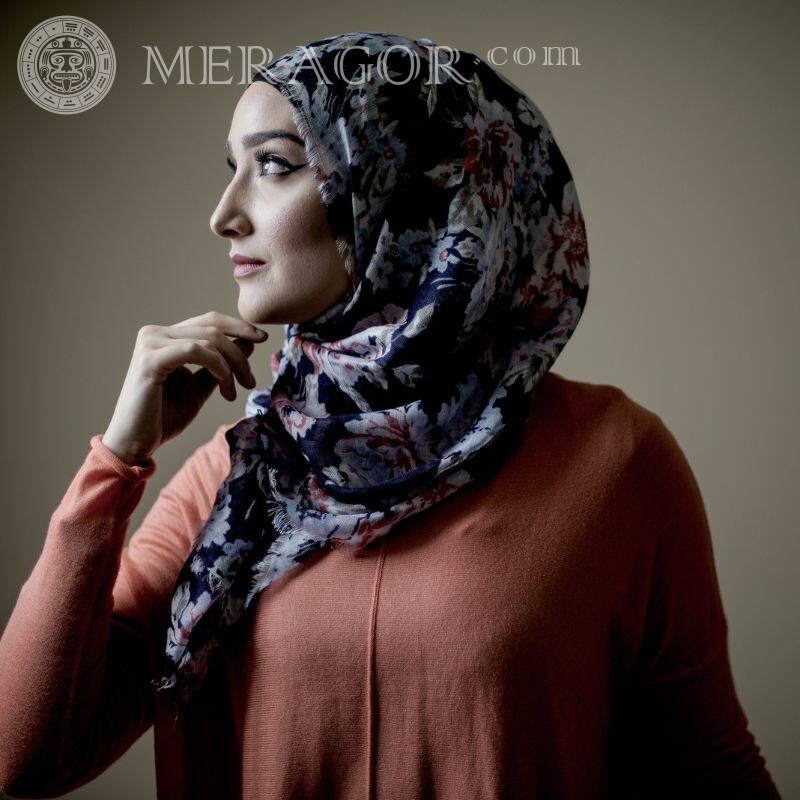 Mulher muçulmana com lenço na cabeça no avatar Arabes, muçulmanos Mulheres