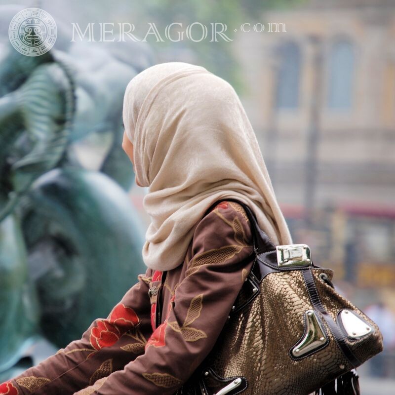 Foto de una mujer musulmana de espaldas a un avatar Árabe, musulmán