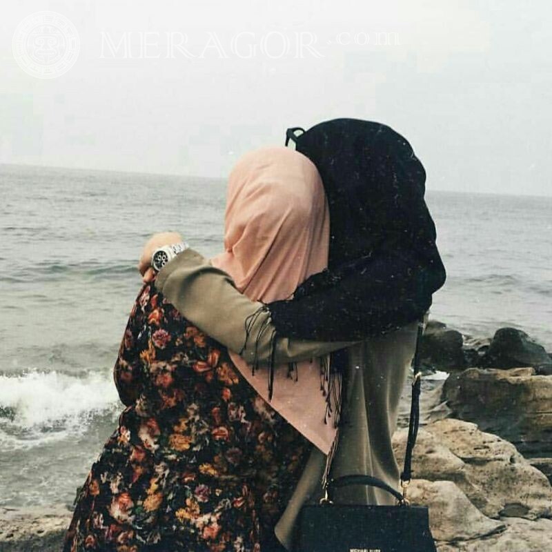 Foto der muslimischen Freundinnen auf einem Avatar von hinten Araber, Muslime Familie
