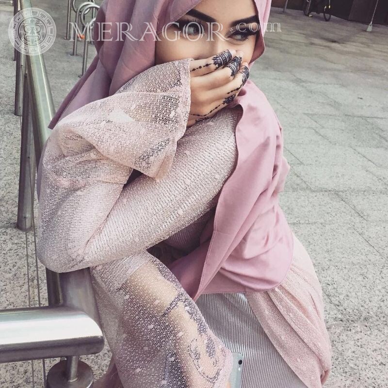 Schöne Bilder einer muslimischen Frau auf einem Avatar Araber, Muslime Piercing, Tätowierung