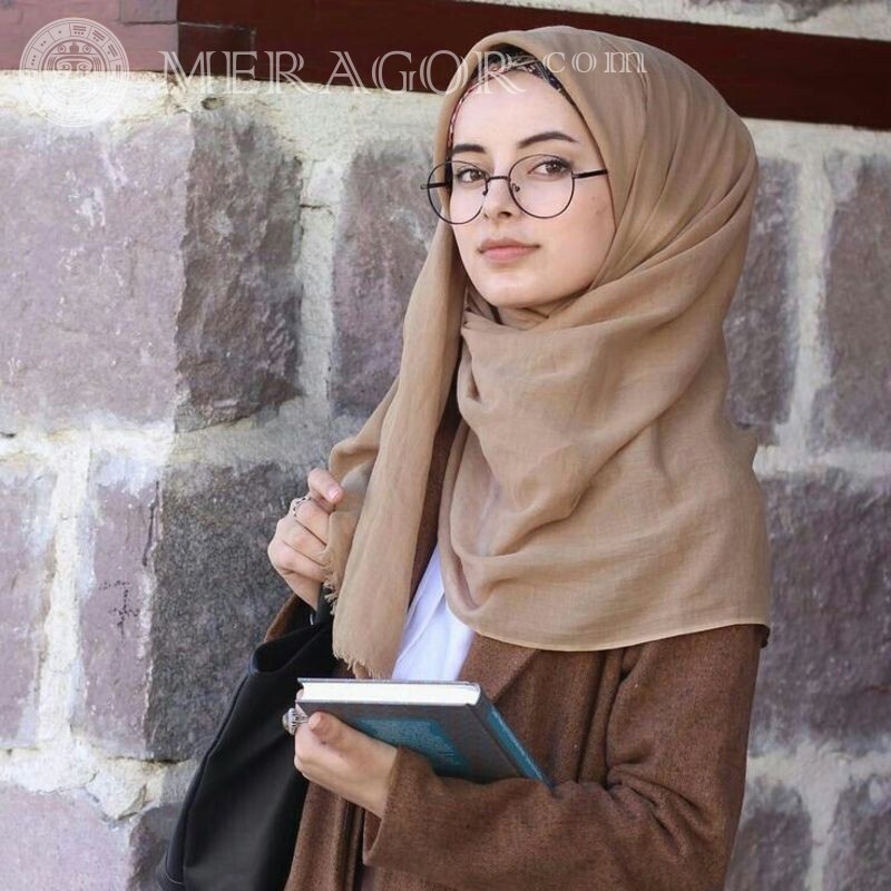 Linda foto de uma garota muçulmana em um avatar Arabes, muçulmanos