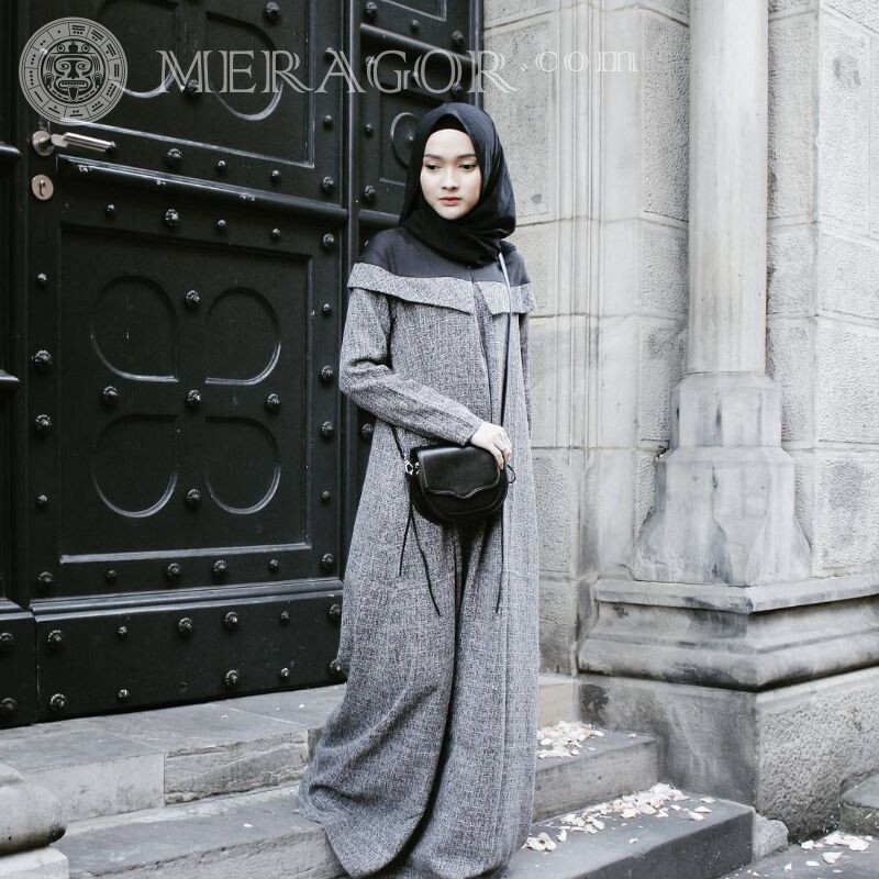 Foto de una mujer musulmana descargar para VK Árabe, musulmán En vestido Altura completa