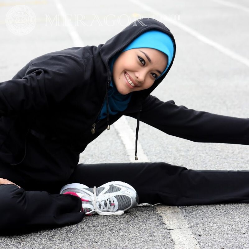 Mulher muçulmana fazendo foto de esportes no avatar Arabes, muçulmanos Аsiáticos Meninas adultas