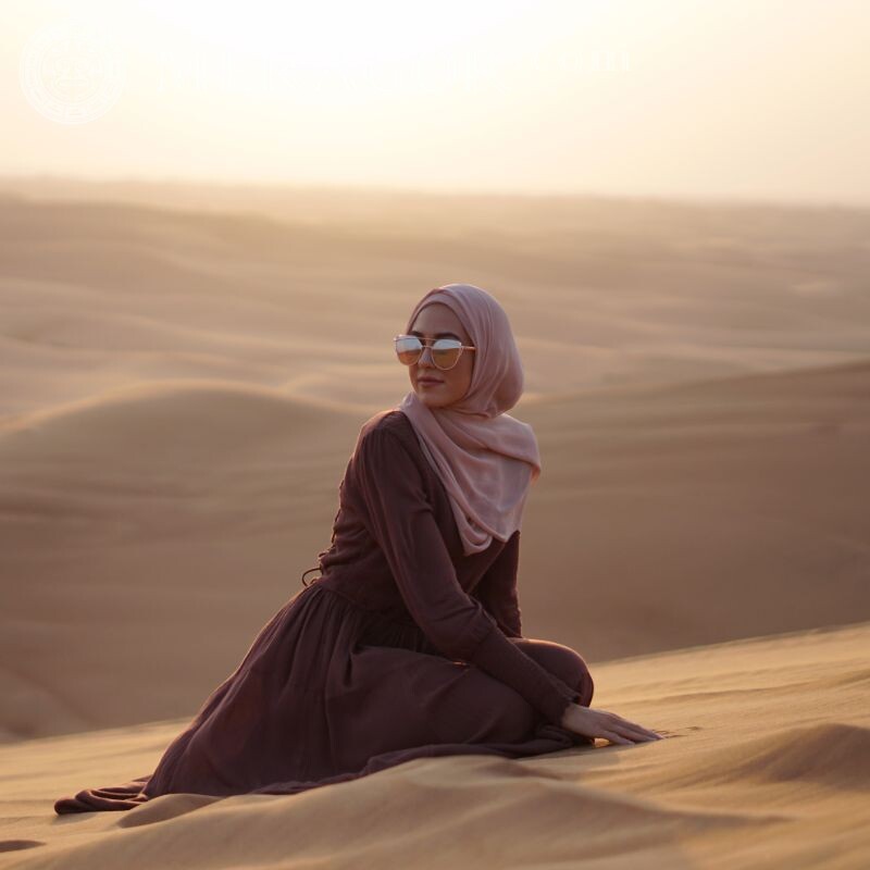 Hermosa foto para un avatar musulmán Árabe, musulmán En el desierto