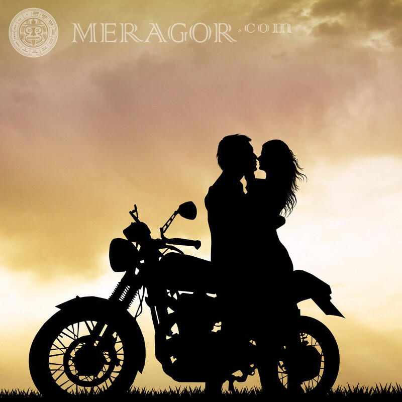 Silhueta de um cara com uma garota e uma foto de motocicleta Silhueta O amor O cara com a menina
