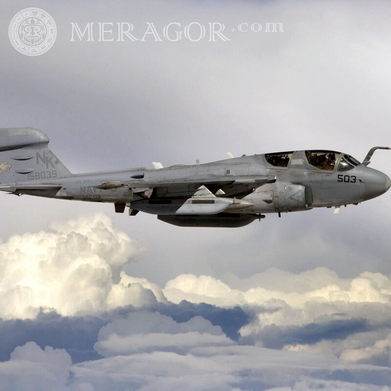 Descarga gratis una foto de un avión militar para tu foto de perfil Equipamiento militar Transporte