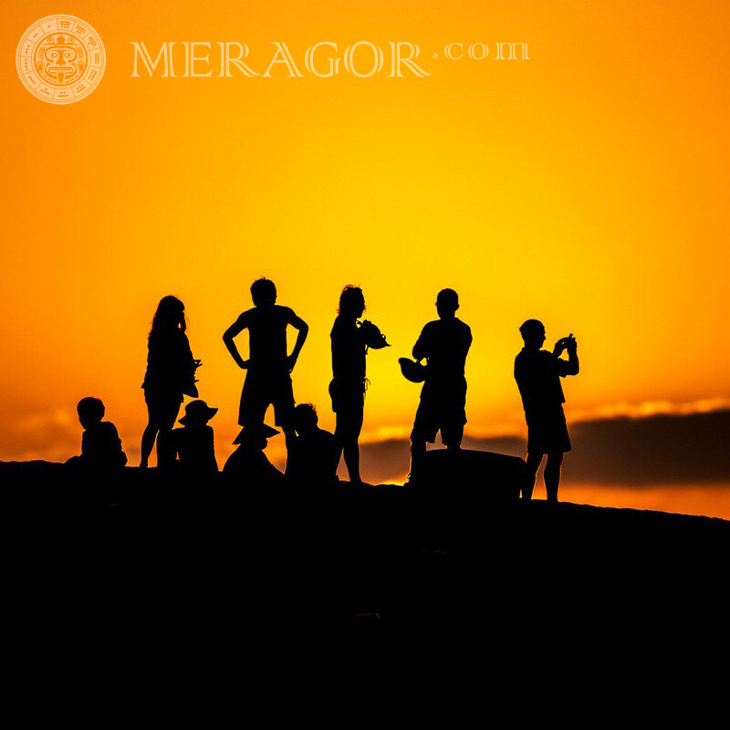 Schattenbilder von Erwachsenen und von Kindern auf einem orange-schwarzen Hintergrundfoto Silhouette