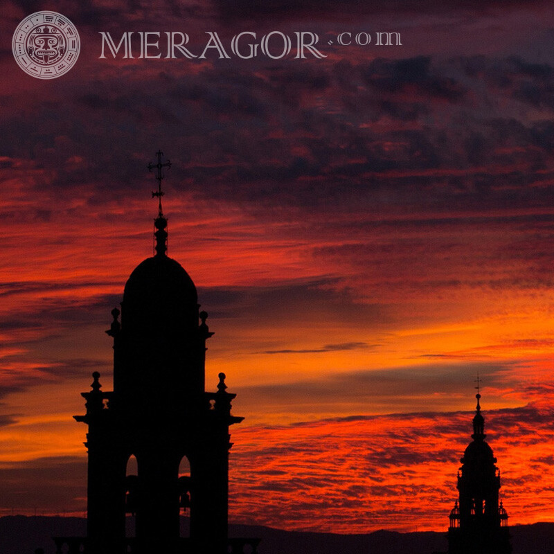 Купола на фоне красного заката в соцсеть Здания