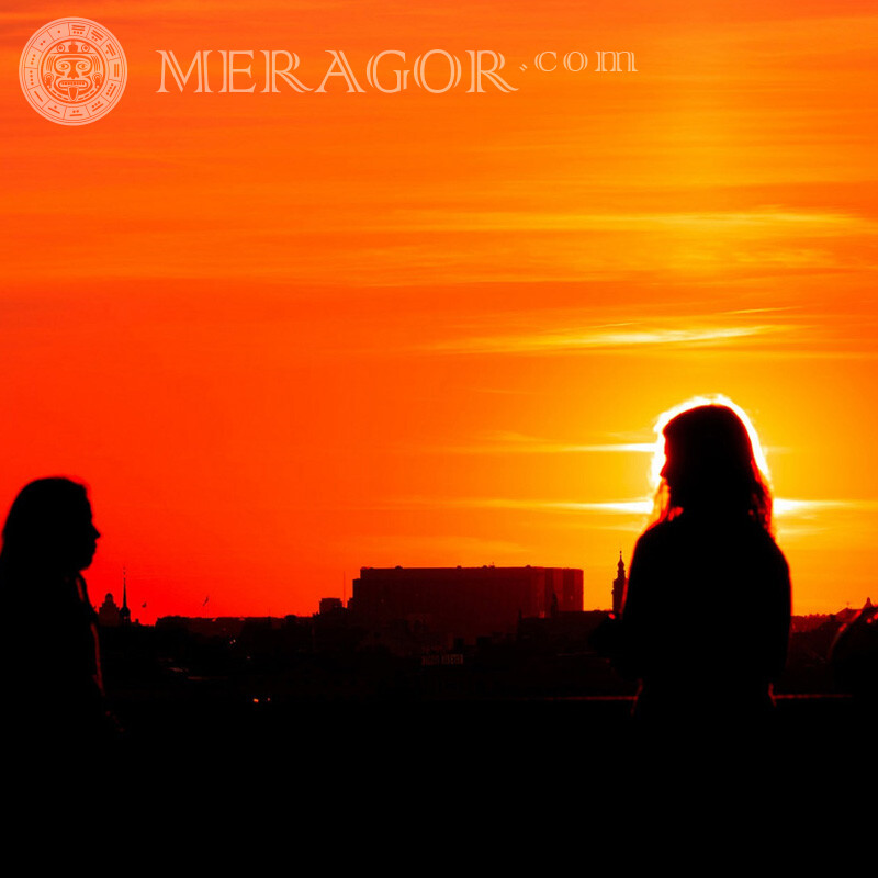 Люди на фоне города встречают восход солнца фото Силуэт