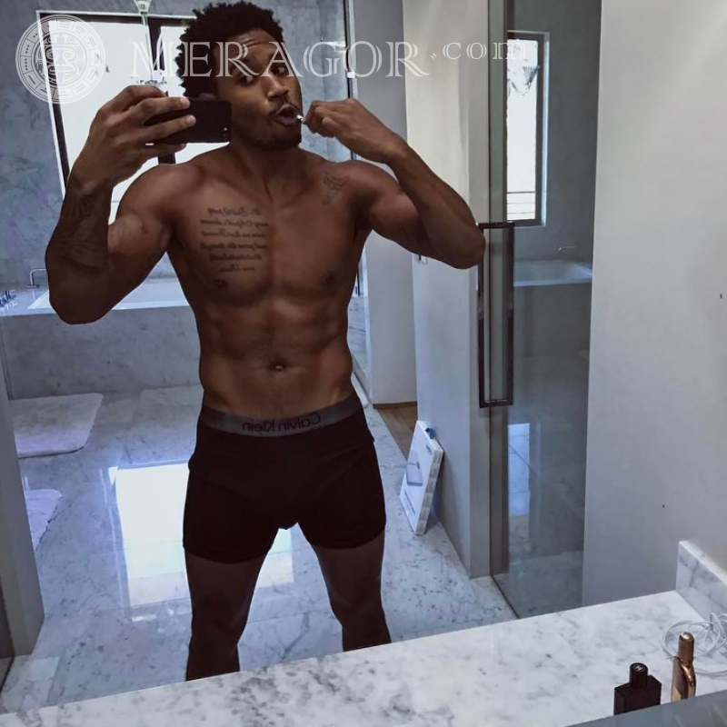 Selfie d'un homme noir sur un avatar Noirs