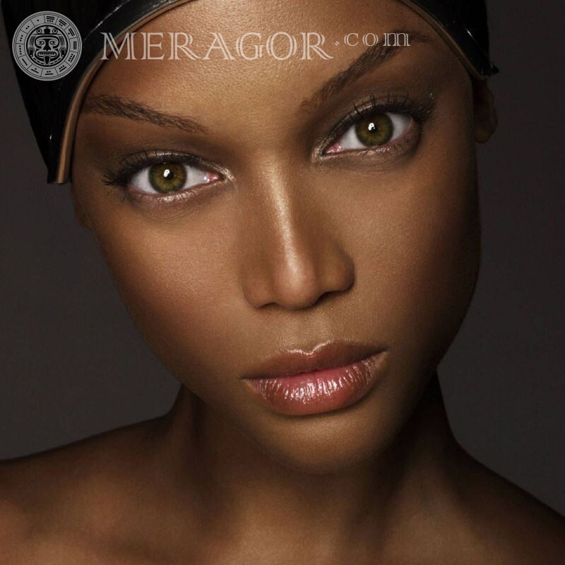 Rosto de garota negra no avatar Negros