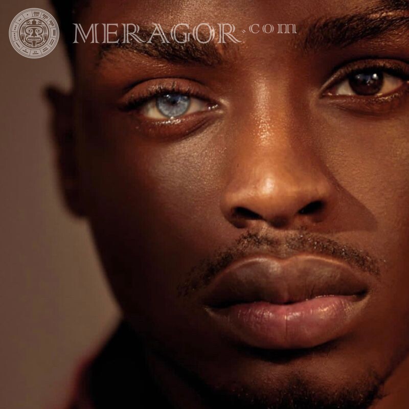 Nègre aux yeux multicolores sur l'avatar Visages de jeunes hommes Noirs Visages, portraits