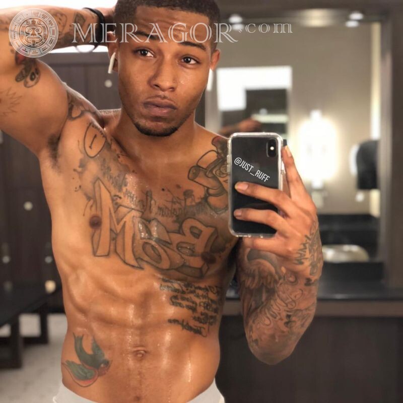 Selfie ébène dans les tatouages Noirs Gars Piercing, tatouage