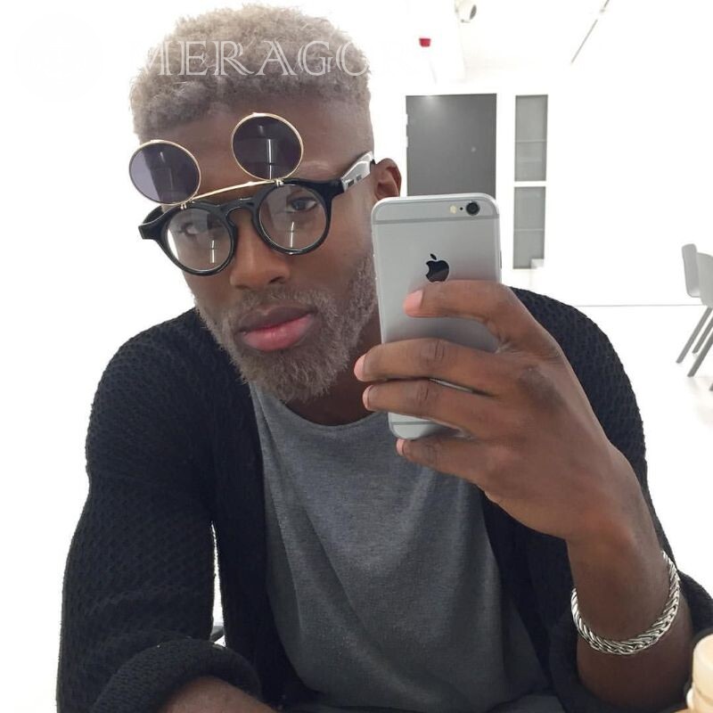 Cooles Selfie mit einem schwarzen Mann auf einem Avatar Schwarze mit Brille Herr