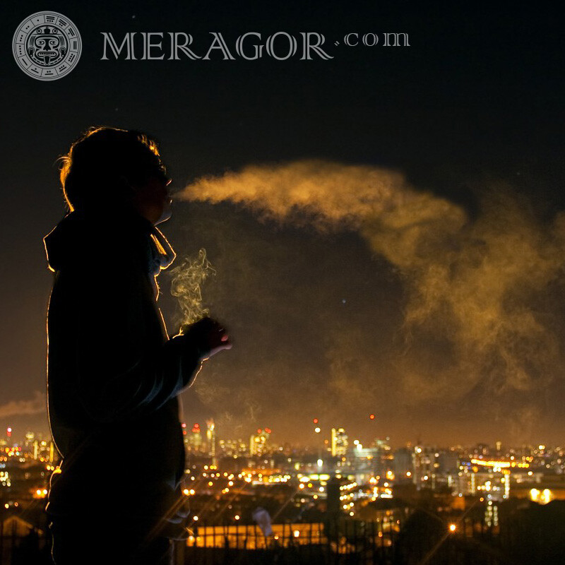 Сигаретний дим і вогні великого міста фото Силует Хлопець З сигаретою