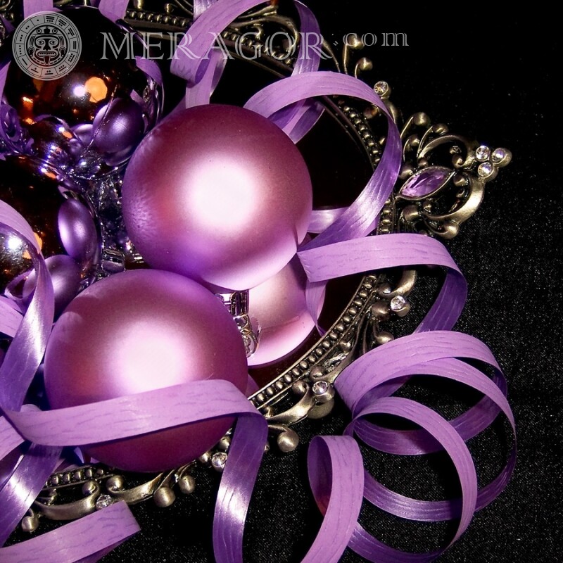 Bolas navideñas moradas en el avatar. Fiesta Para el año nuevo