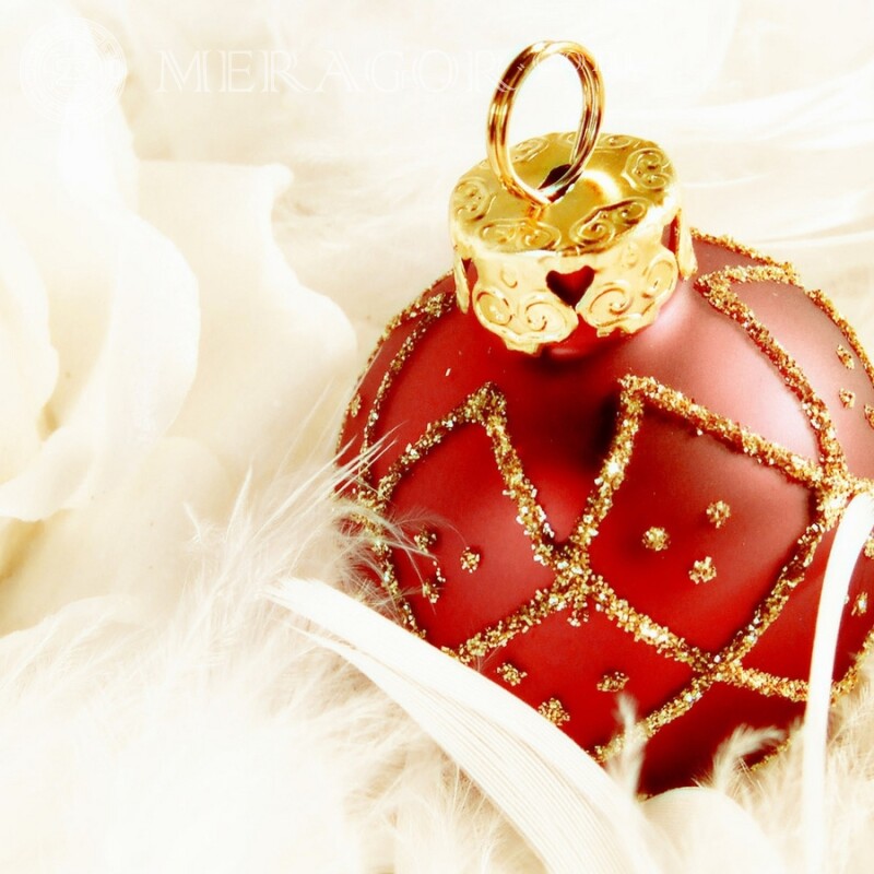 Красный елочный шар на аву Праздники Новогодние
