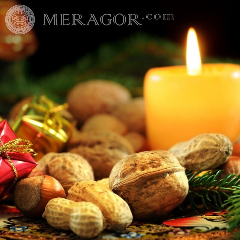 Свеча и орехи фото на аву Праздники Новогодние