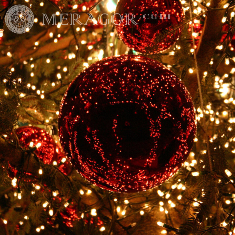 Красный елочный шар на аватарку Праздники Новогодние