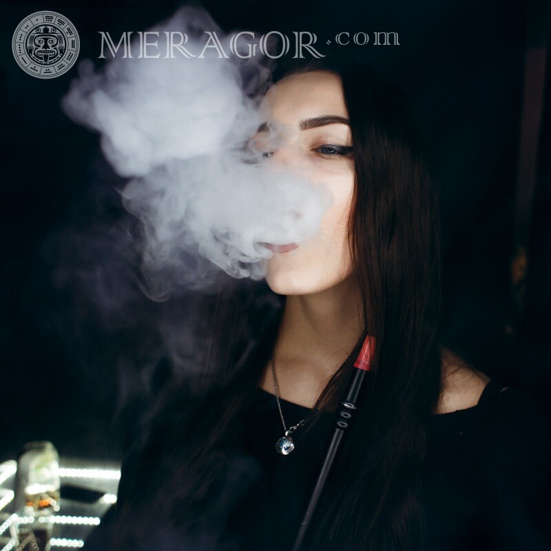 Mädchen, das Rauchfoto auf Avatar bläst Raucher Bruenette Mädchen Schwarz