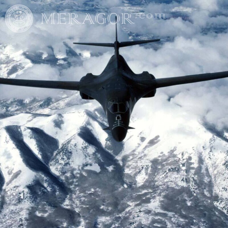 Laden Sie das Foto eines Militärflugzeugs kostenlos für Ihr Profilbild herunter Militärische Ausrüstung Transport