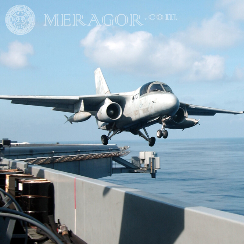 Laden Sie ein Militärflugzeug auf einem Avatar-Foto für einen Mann herunter Militärische Ausrüstung Transport