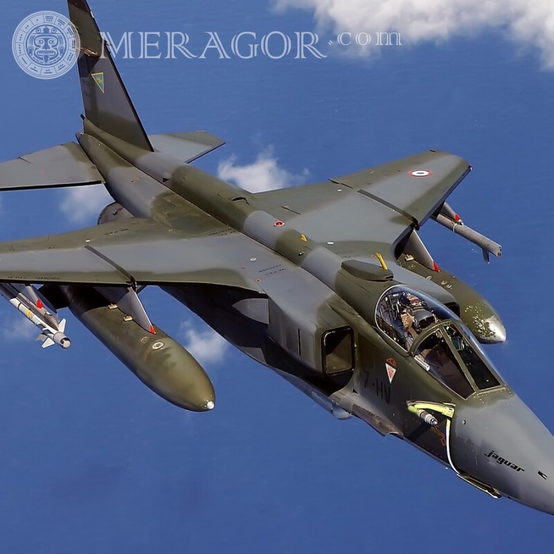 Laden Sie das kostenlose Foto eines Militärflugzeugs für einen Mann auf dem Profilbild herunter Militärische Ausrüstung Transport