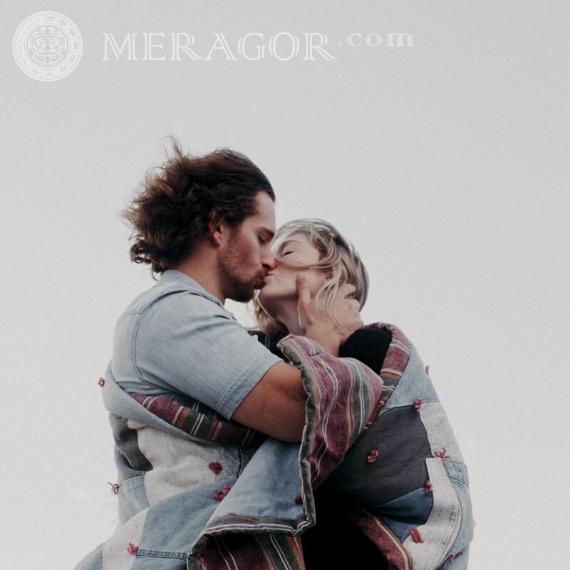 Download auf Avatar-Foto mit einem Kuss Mann mit Freundin Liebe