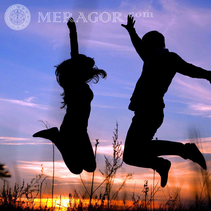 Guy Mädchen springendes Foto Silhouette Mann mit Freundin