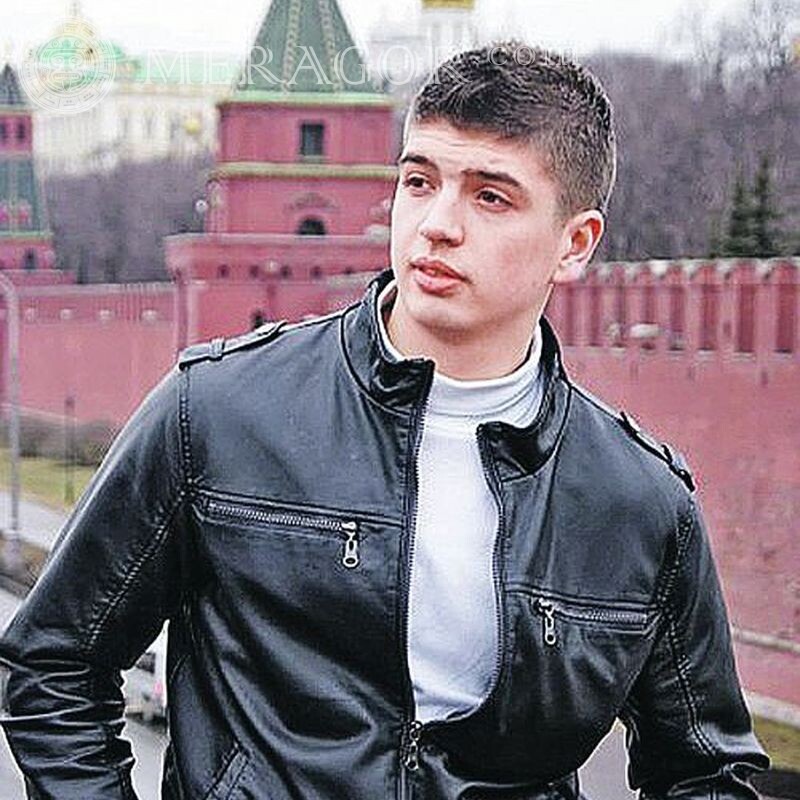 Photo d'un gars sur le fond du mur du Kremlin Visages, portraits Gars Simples