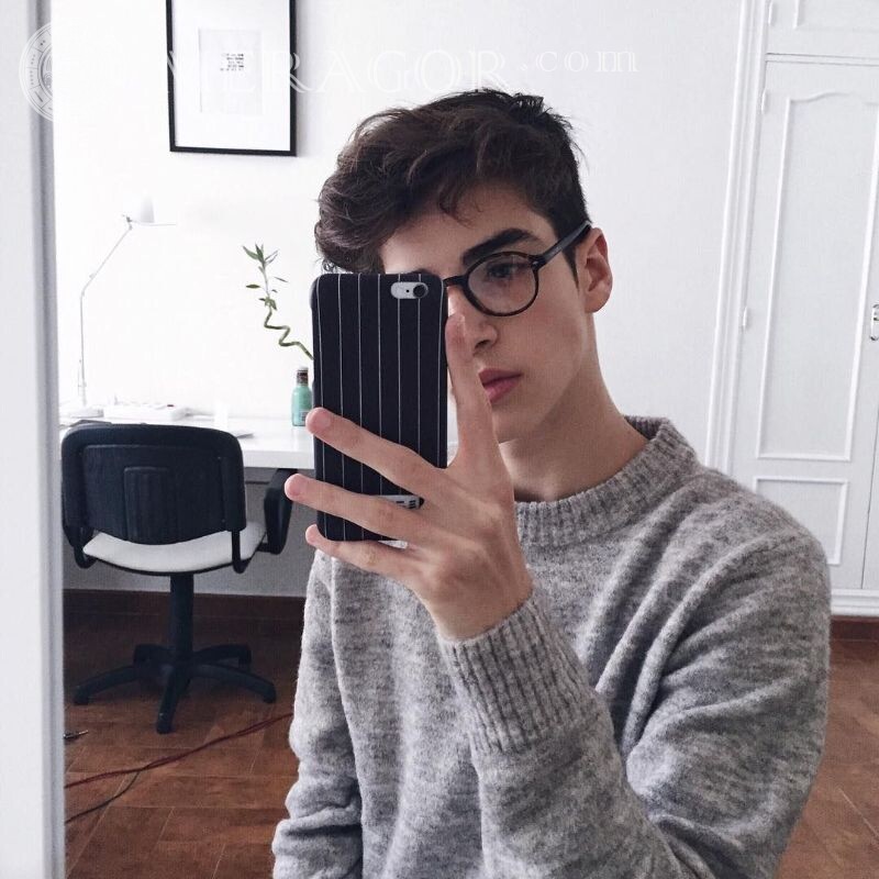 Selfie d'un mec avec des lunettes sur un avatar Gars Avec les lunettes Beau gosse