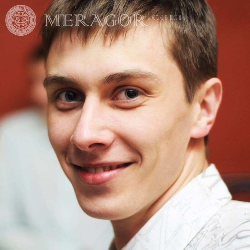 Guy photo avec un sourire sur son avatar Hommes Visages, portraits Visages de jeunes hommes Gars