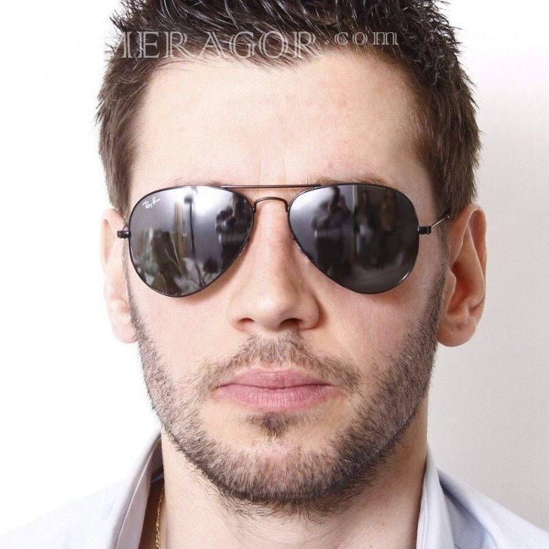 Visage de gars sur un avatar mal rasé avec des lunettes Avec les lunettes Gars Non rasé