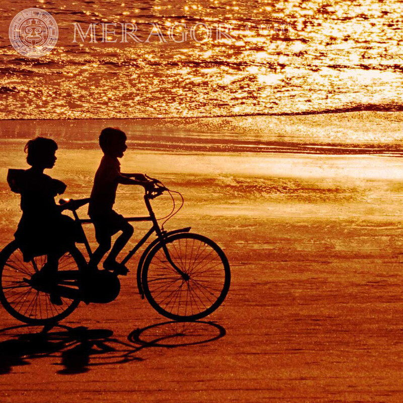 Пляж море дети на велосипеде фото Детские Транспорт