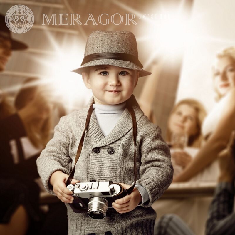 Garçon dans une photo de costume cool pour avatar Infantiles Au chapeau Jeunes garçons