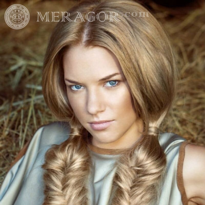 Schönes blondes Haarmädchen auf Avatar Gesichter von Mädchen Mädchen Schön Gesichter, Porträts