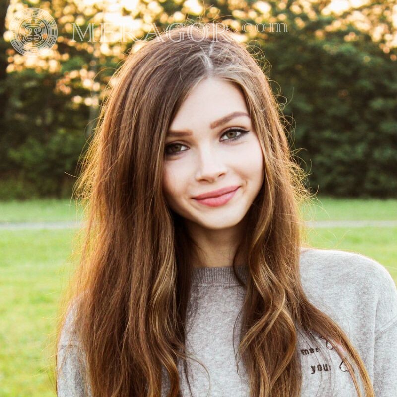 Chica de pelo rubio de 16 años en avatar Rostros de chicas Hermosos Caras, retratos
