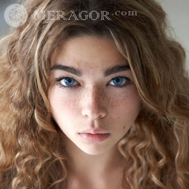Garota de cabelos louros com sardas no avatar Rostos de meninas Meninas Meninas adultas Belas