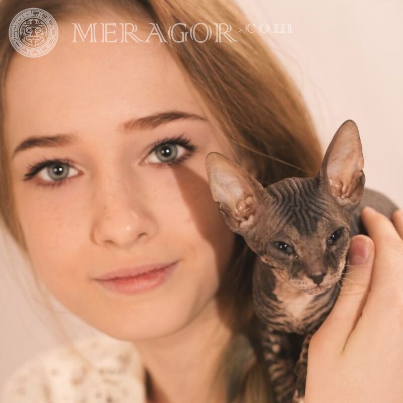 Русоволосая девушка с кошкой Лица, портреты Девушки Коты Красивые