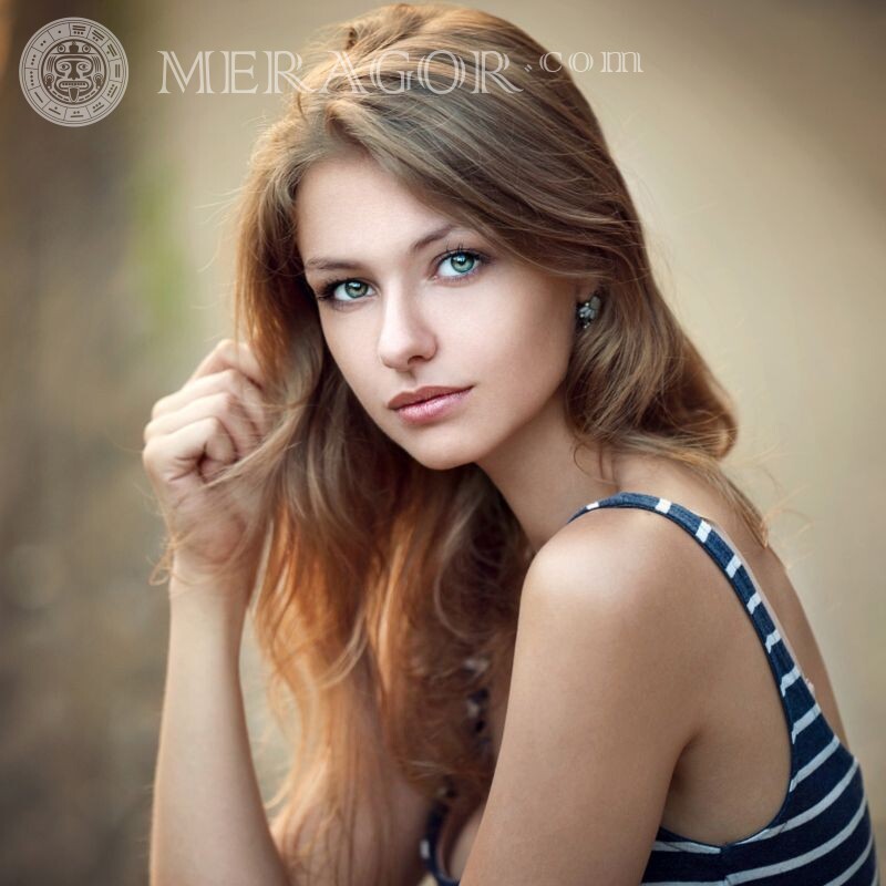 Blondes Mädchen auf VKontakte Avatar Schön Gesichter, Porträts Dunkelblonde