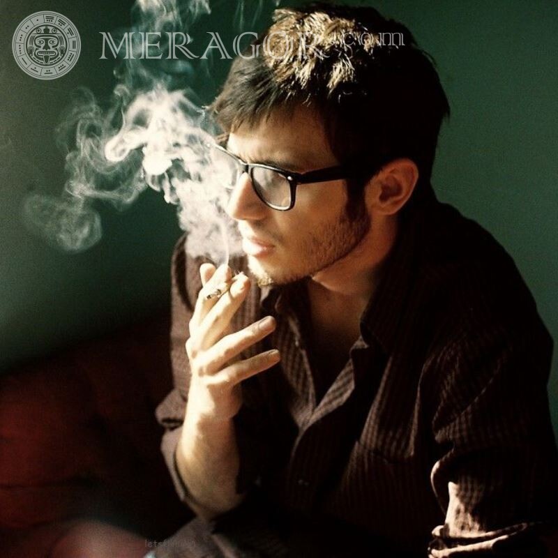 Курящий парень фото на аву DE Raucher mit Brille Geschäft Junge