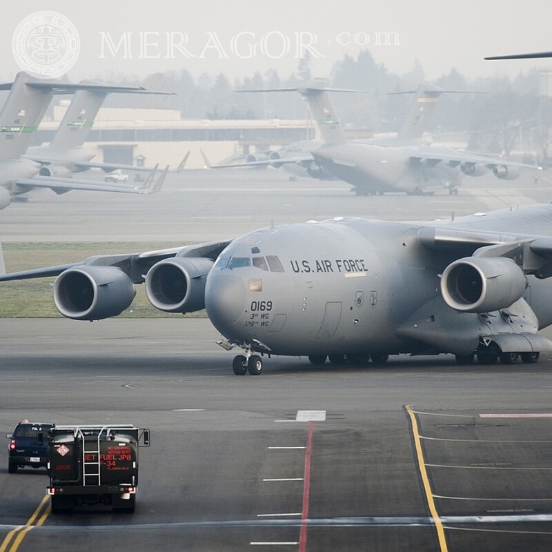 Download for a guy a photo of a cargo plane for free on an avatar Transport
