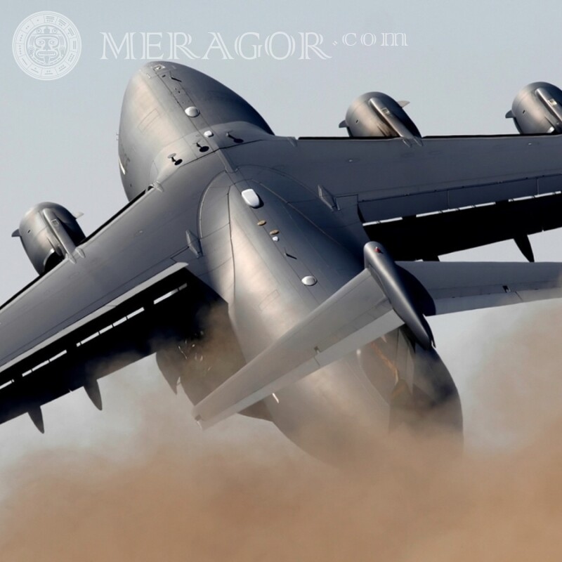Foto descarga avión de carga militar despegando gratis Equipamiento militar Transporte