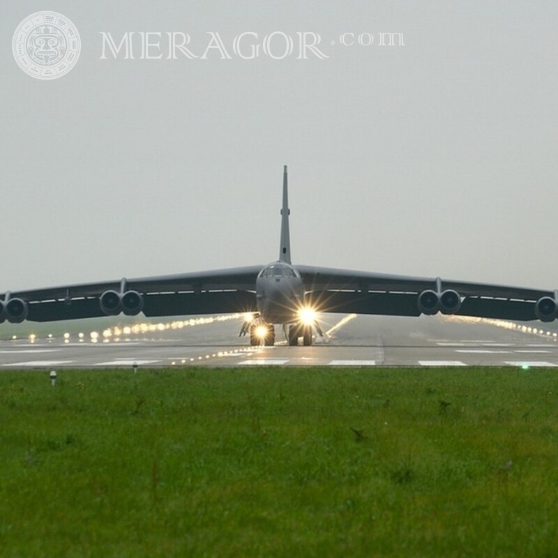 Téléchargement de photo sur un avion militaire avatar pour un gars Équipement militaire Transport