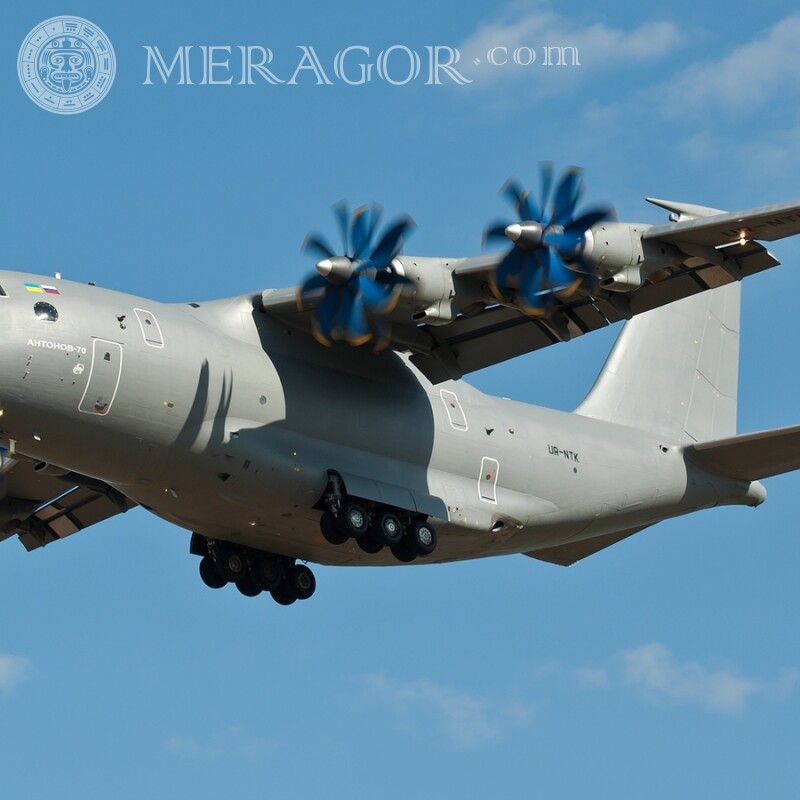 Foto grátis de avião de carga para cara na foto do perfil Equipamento militar Transporte