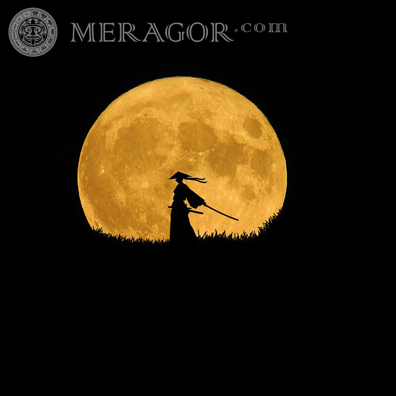 Samouraï sur le fond de la photo de lune Avec arme Silhouette
