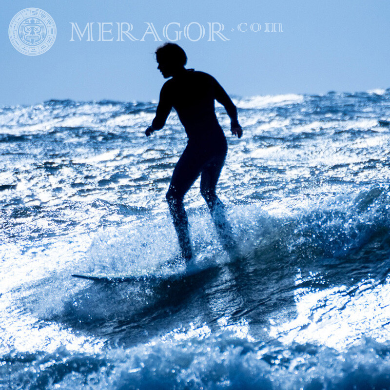 Surfer im Spray auf der Seite Silhouette Auf dem Meer Sportliche