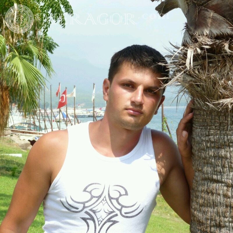 Турецкий парень на море возле пальм фото скачать на аву
